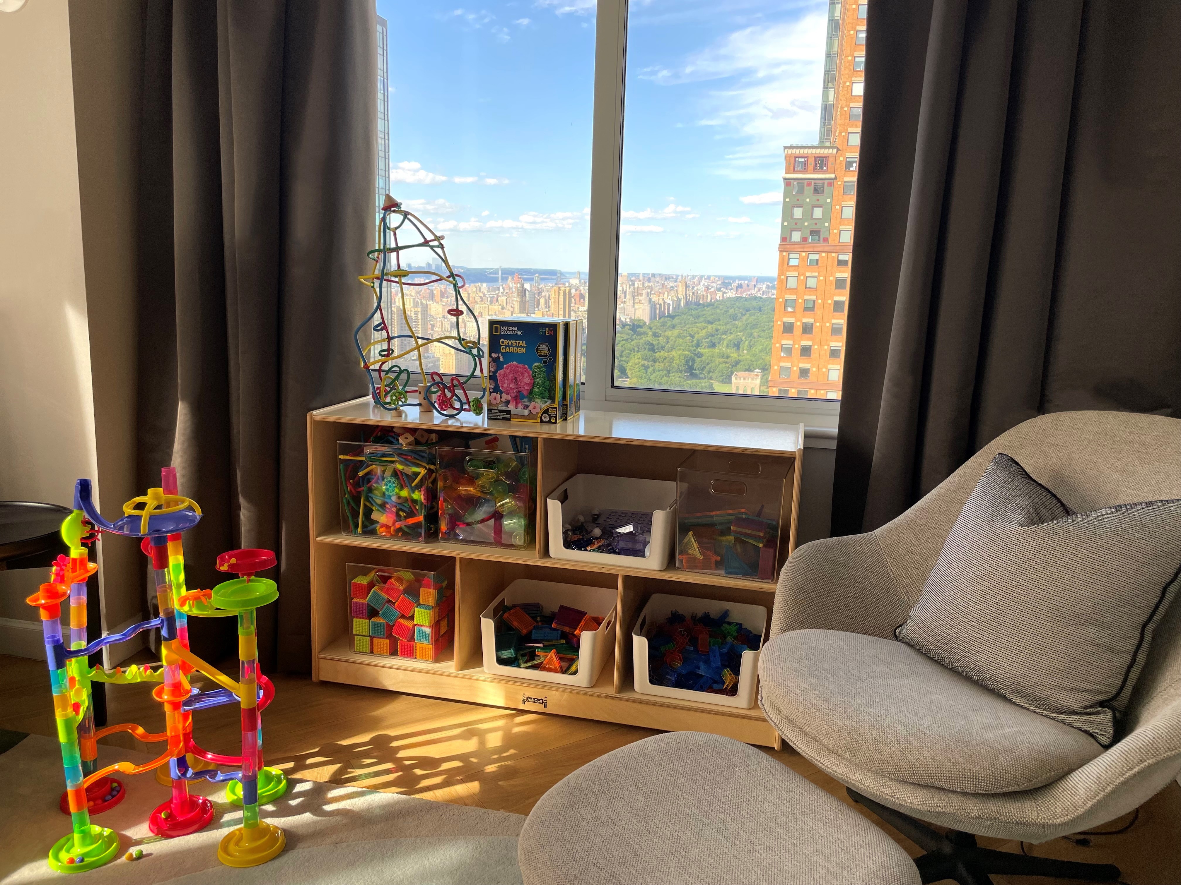 https://stories.hilton.com/uploads/2022/09/Little-Conrad-Suite-Featuring-SmarterKids-STEM-Corner.jpg